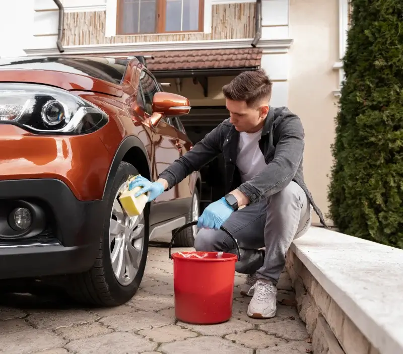 Lavage auto à domicile Poulaines : professionnel intervenant sur un véhicule